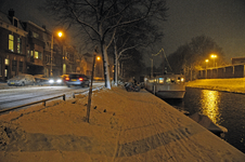 846628 Gezicht op de kade langs de Wittevrouwensingel te Utrecht, bij avond, tijdens winterse omstandigheden, met ...